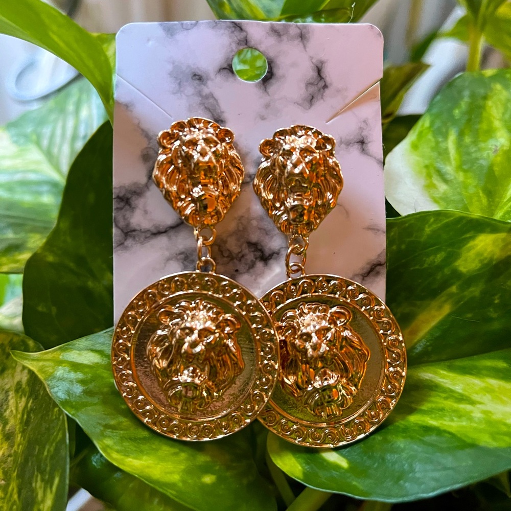 The roar earrings